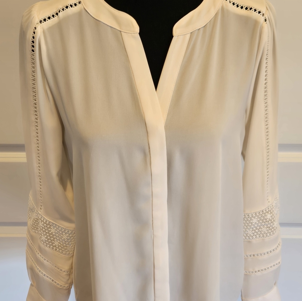 THE LIMITED Flowy Cream Button Down Blouse Embroidered Design sz small - Picture 5 of 6